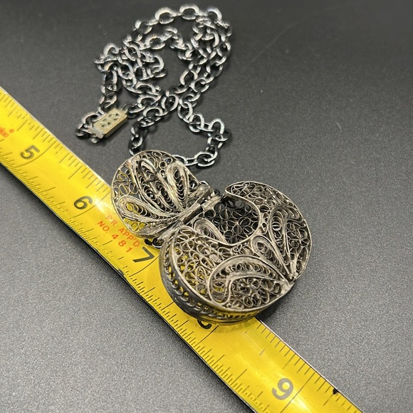 Adorable vintage filigree purse necklace - Picture 7 of 7